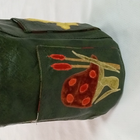 Elegant Green Shoulder Bag with Sleek Design - Picture 2 of 3